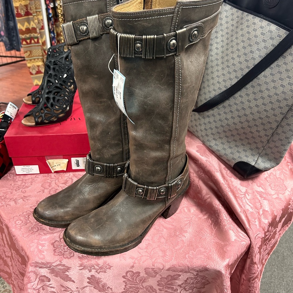 ISO frye carmen boots